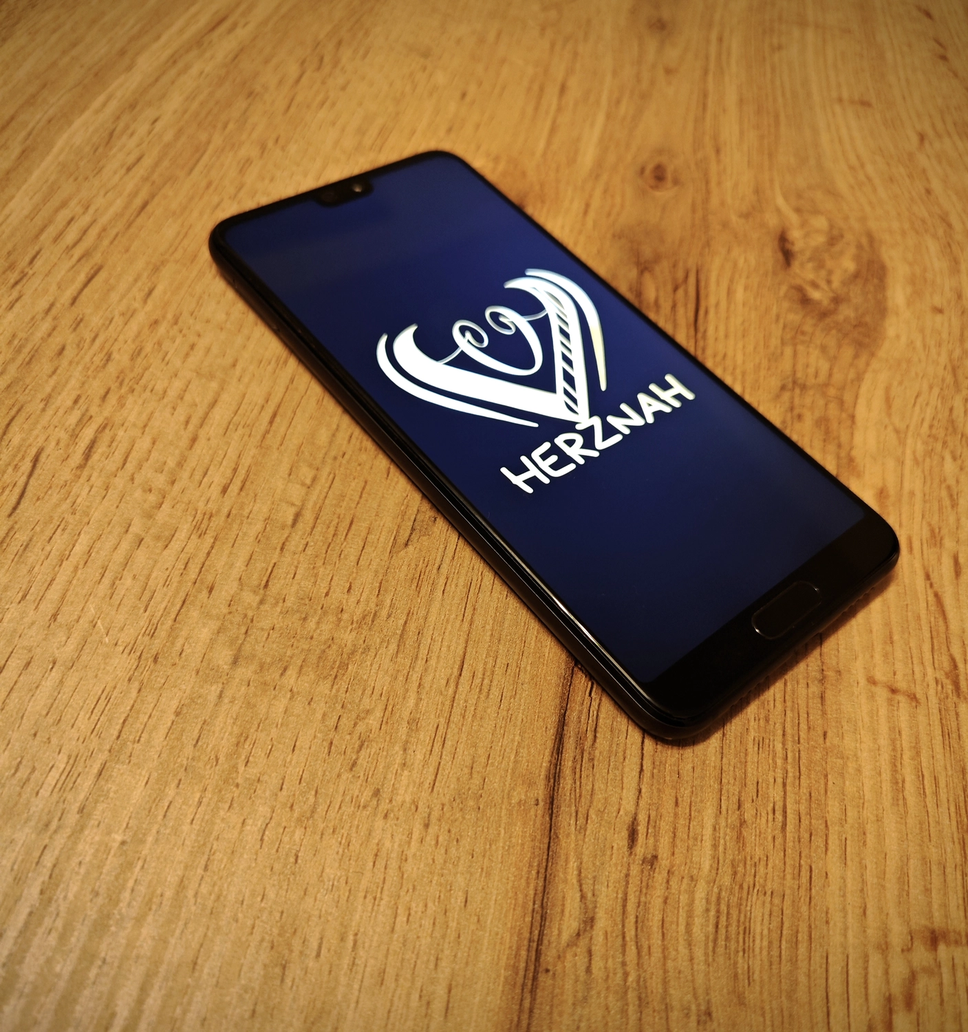 Claudia Marzin – Trainerin – ein Smartphone mit dem Logo der Tarteel-App. Tarteel ist eine KI-gestützte Anwendung zum Auswendiglernen und Rezitieren des Korans, die Benutzern hilft, ihre Praxis zu verbessern.